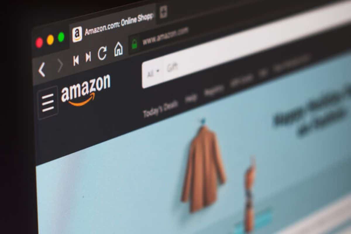 Aba de navegador com logotipo da Amazon em fundo preto e tela do site visível ao fundo