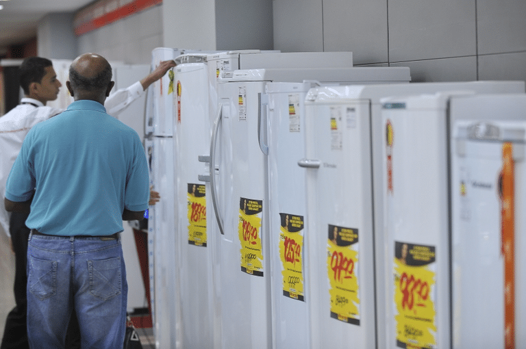 Como escolher a geladeira ideal e quando os eletrodomésticos ficam mais baratos em 2026