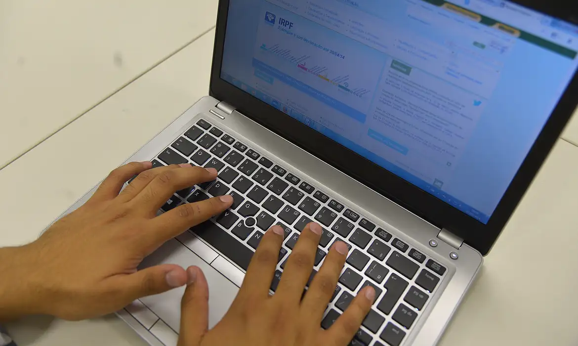 Como escolher um notebook custo-benefício em 2026: o que olhar antes de gastar errado 2 Imagem de uma pessoa digitando em um notebook