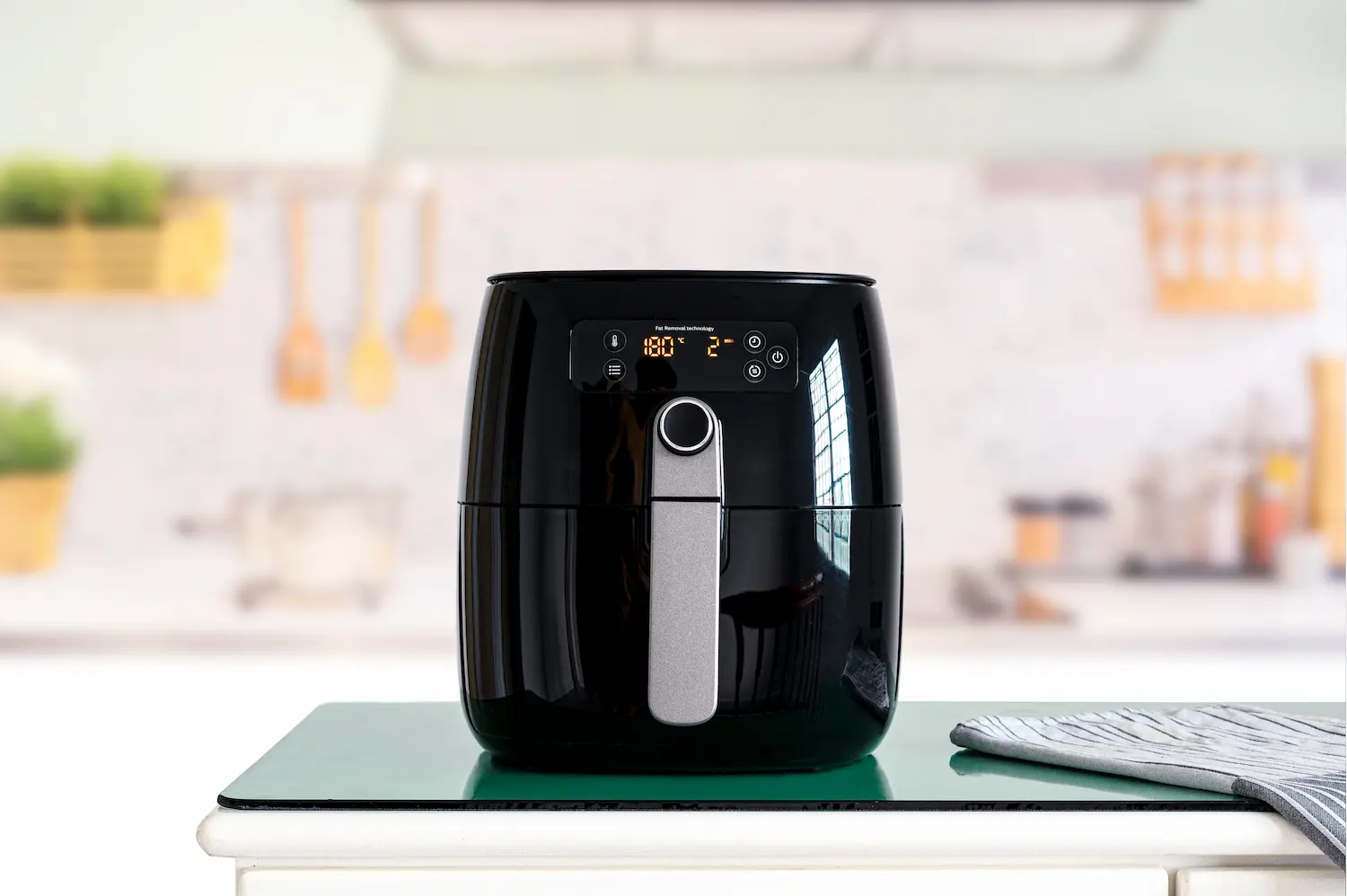 Air fryer vale a pena? Como escolher a ideal e os erros que fazem você comprar a errada em 2026 2 Air fryer preta em destaque na cozinha moderna, ilustrando cuidados na escolha do modelo ideal para uso doméstico em 2026.