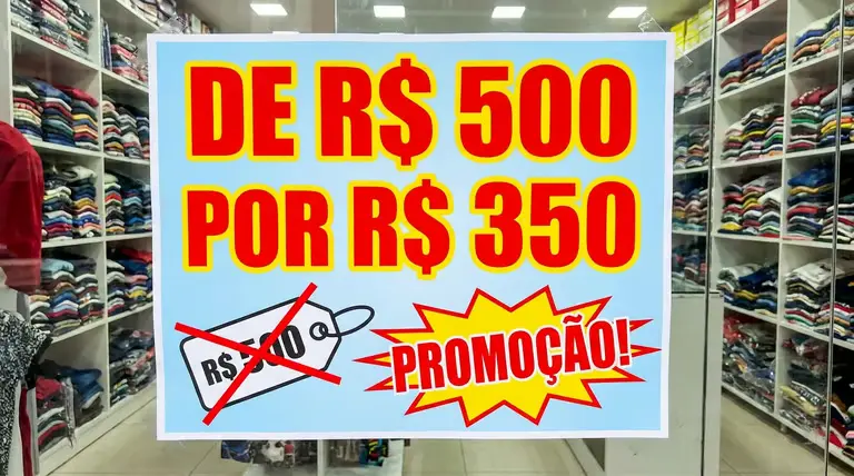 Falso desconto: como descobrir se o 'de/por' é real e não pagar mais caro achando que economizou 2 Cartaz de promoção em loja mostrando preço de R$ 500 por R$ 350, usado para ilustrar cuidados com falsas ofertas.