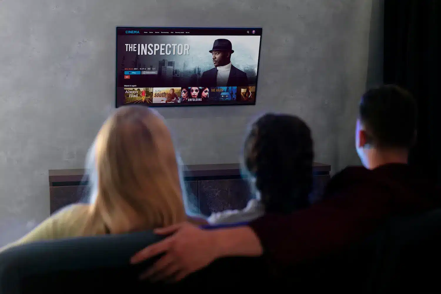 TV 4K barata: como comparar os modelos e descobrir qual entrega mais pelo seu dinheiro em 2026 2 Família assistindo conteúdo de streaming em uma TV 4K na sala de estar, ilustrando fatores que influenciam preço e tecnologia em 2026.