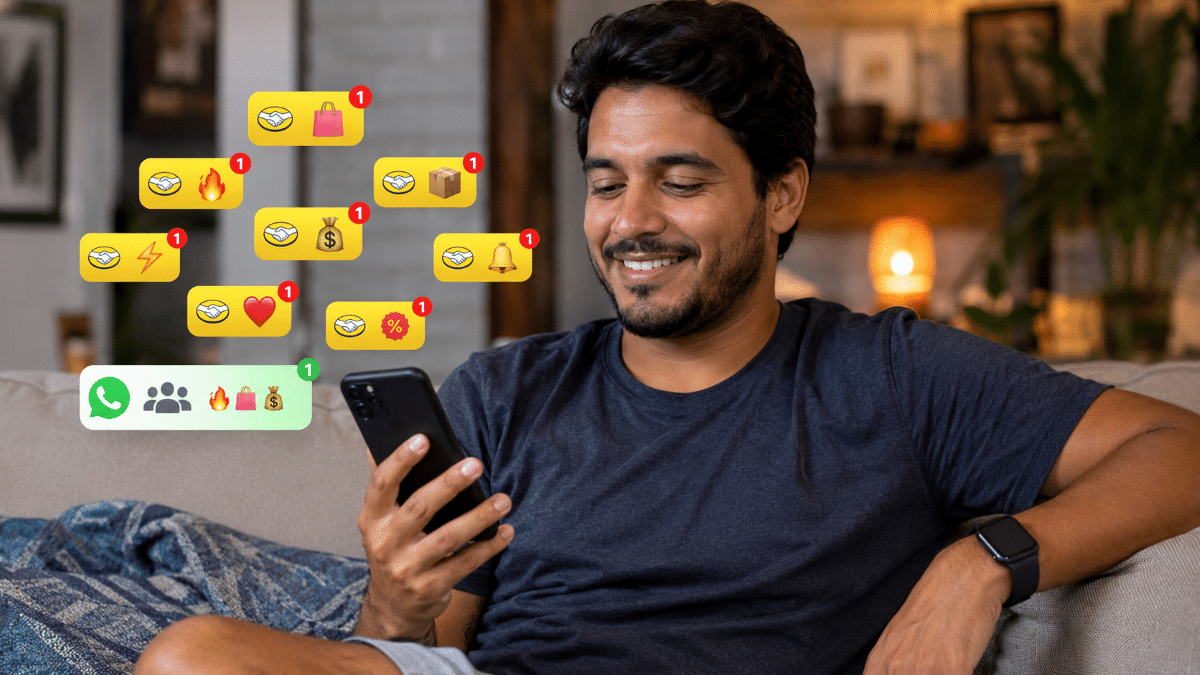 Homem olhando celular recebe notificações de comércio, emojis e promoções no WhatsApp