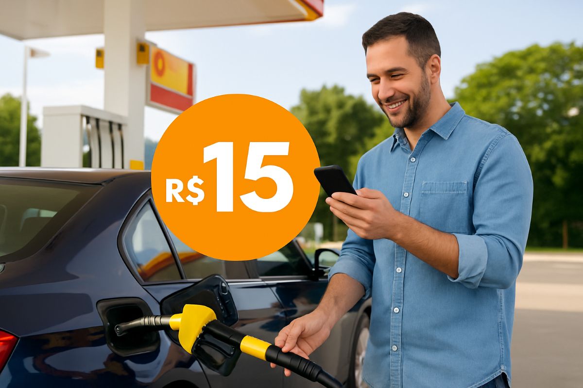 Homem sorrindo abastece carro preto em posto, observa celular, círculo laranja destaca valor R$15