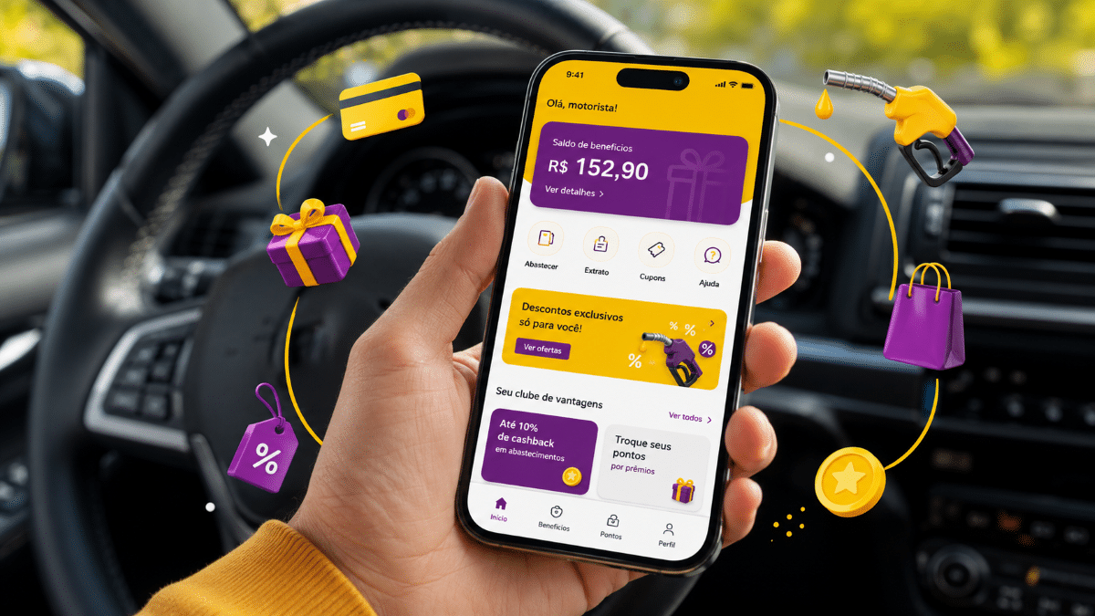 Mão segura celular com app de benefícios para motoristas mostrando saldo, cupons e opções de cashback, dentro de carro ao volante