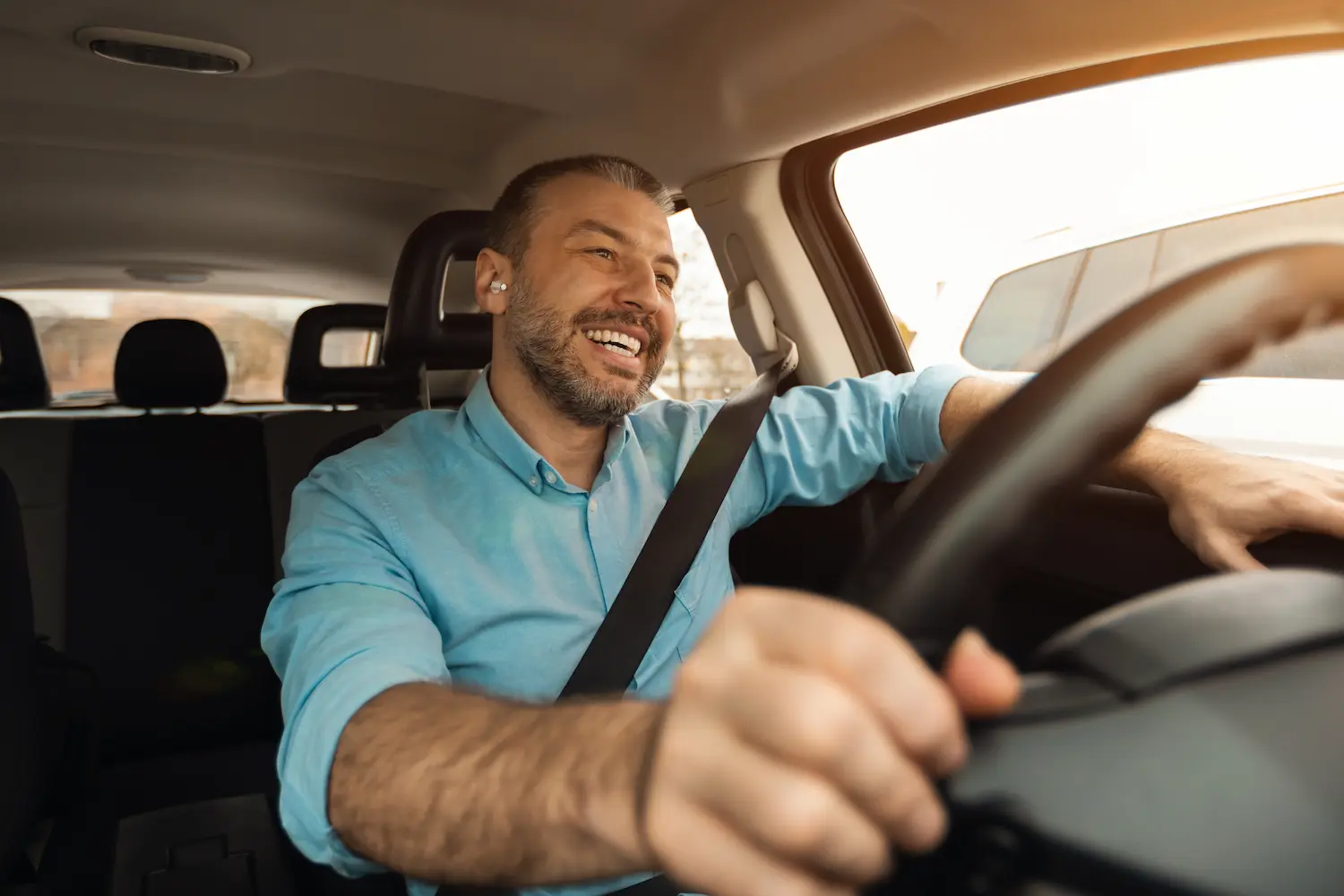 Cashback de até R$ 6.300: veja como motoristas da 99 podem receber o benefício da CAIXA 2 Motorista parceiro dirigindo veículo e representando critérios de elegibilidade para receber cashback da CAIXA pela 99.