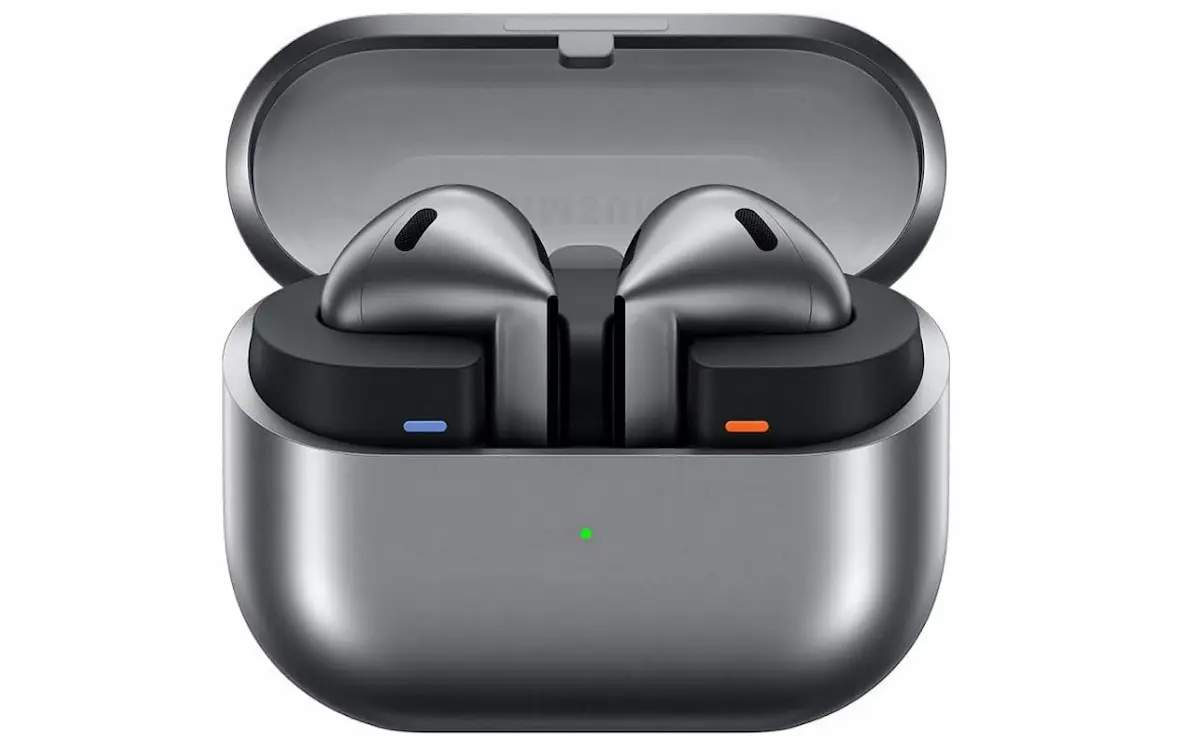 Samsung Galaxy Buds3 entra em promoção na Amazon com mais de 50% de desconto 2 Samsung Galaxy Buds3 com estojo de carregamento em promoção na Amazon com mais de 50% de desconto.