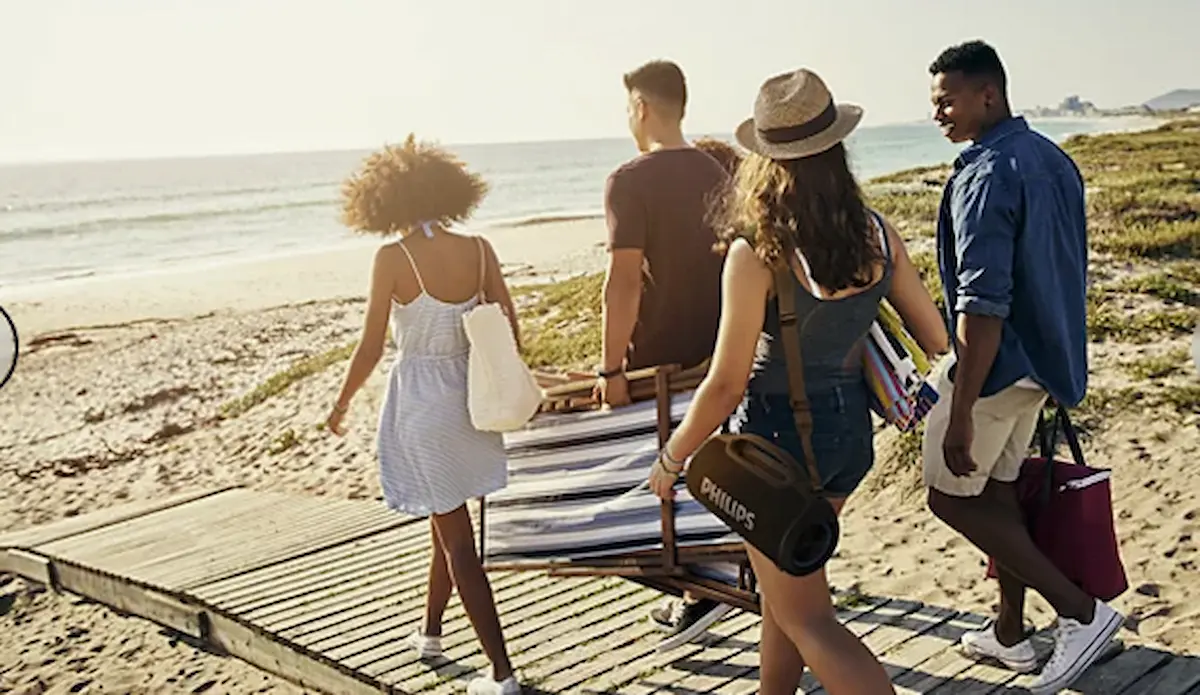 Desconto de quase 50%: caixa Boombeat da Philips se destaca em oferta relâmpago 2 Grupo de amigos leva caixa de som Philips BoomBeat para um passeio na praia.