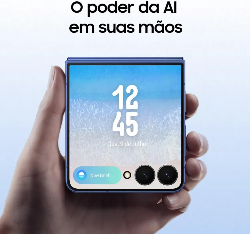 Galaxy Z Flip7 da Samsung aparece com 40% de desconto na Amazon e parcelamento em até 12x 2 Galaxy Z Flip7 dobrado na mão, com a tela externa exibindo informações e recursos inteligentes.