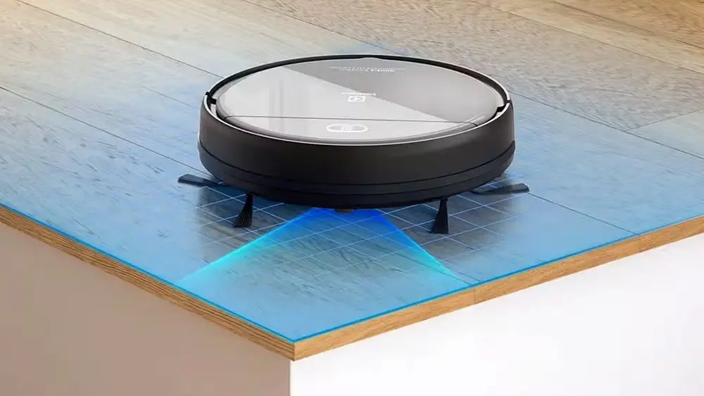 Robô aspirador vale a pena? Veja 5 dicas para escolher bem e aproveitar o aparelho 2 Robô aspirador Electrolux com sistema de navegação realizando limpeza automática em piso residencial.