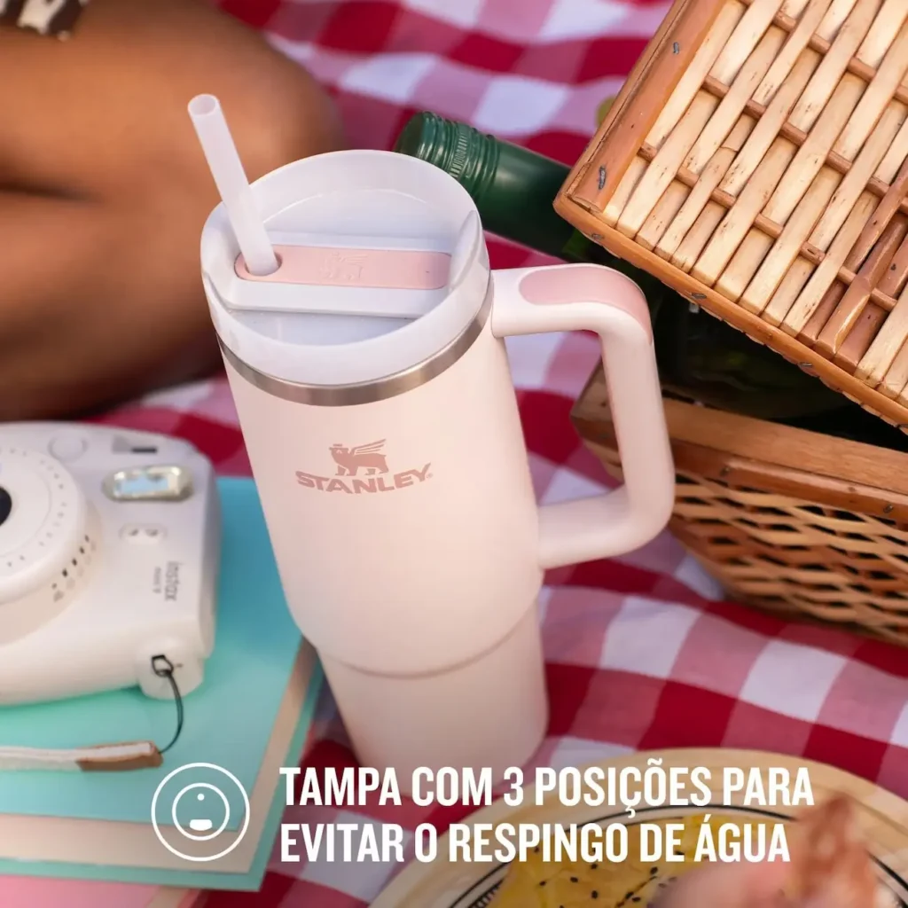 Copo Stanley Quencher de 887 ml entra em oferta com mais de 30% de desconto 2 Texto alternativo (Alt text): Copo Stanley Quencher de 887 ml com tampa, canudo e alça.
