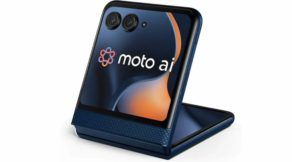 Celular dobrável da Motorola entra em oferta com 51% de desconto na Amazon; veja o modelo e valor 2 Celular dobrável Motorola na cor azul, parcialmente aberto, com tela externa exibindo “moto ai” e duas câmeras.