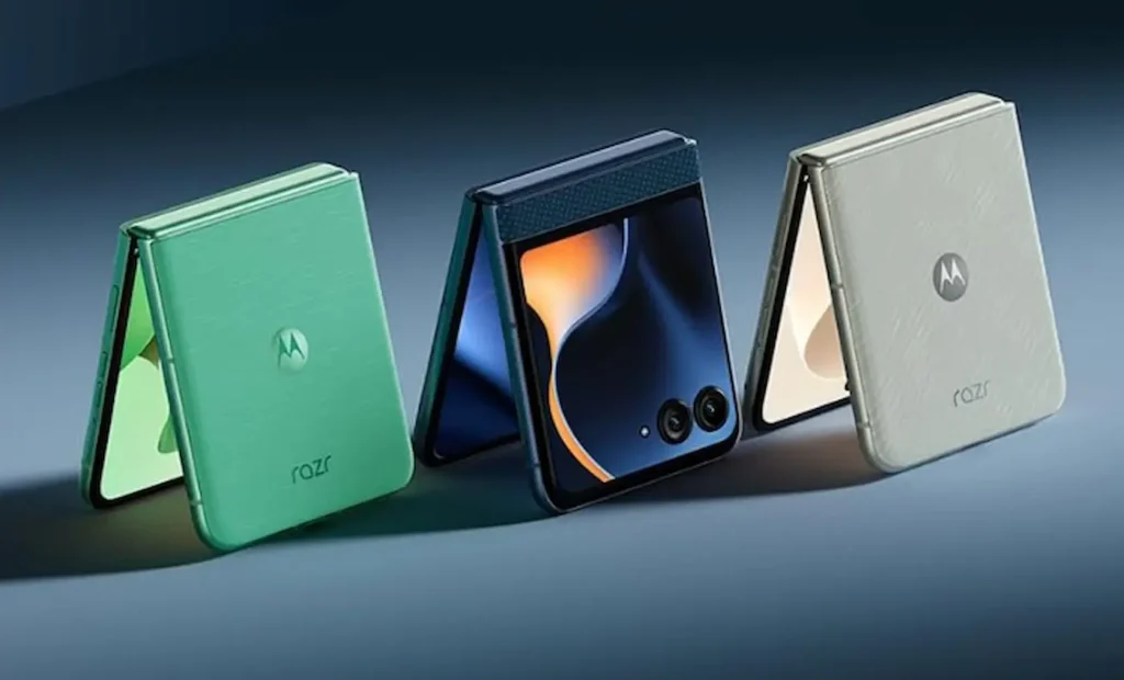 Smartphone dobrável da Motorola sai por menos de R$ 3 mil com 45% de desconto na Amazon 2 Motorola Razr 60 em três cores, verde, azul e branco, com design dobrável e oferta de 45% de desconto na Amazon.