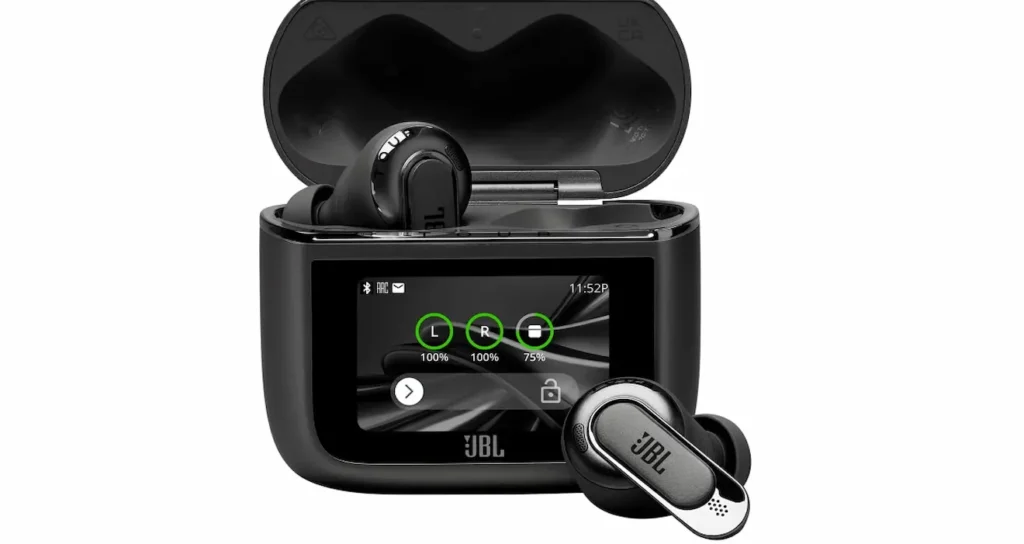 Fone JBL Tour Pro 3 fica 53% mais barato em oferta da Amazon; veja o preço 2 Fones JBL Tour Pro 3 pretos com estojo de carregamento aberto e tela frontal exibindo os níveis de bateria.